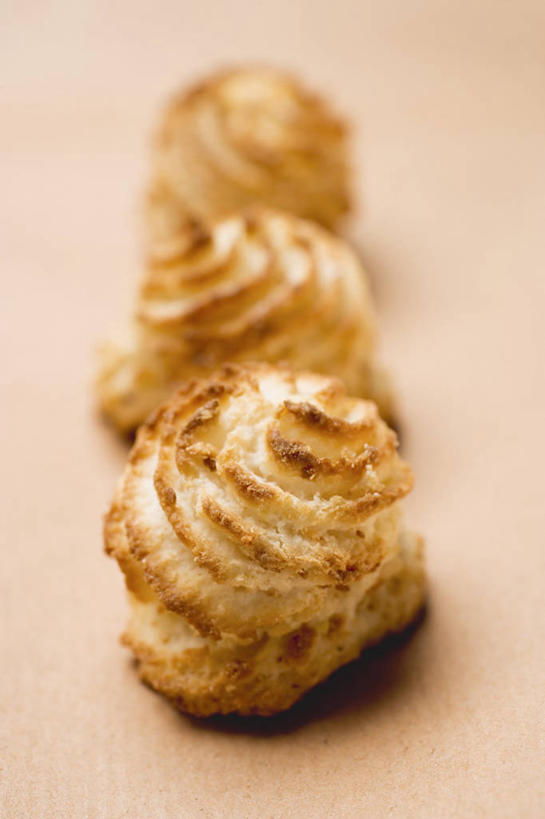 点心,无人,竖图,俯视,室内,特写,白天,餐桌,桌子,杏仁,一排,阴影,朦胧,模糊,整齐,反射,影子,食品,食物,排列,三个,饼干,零食,摄影,影棚,餐台,队列,杏子,杏梅仁,杏核仁,木落子,苦杏仁,彩图,高角度拍摄,影棚拍摄,拍摄,杏仁饼干,意大利杏仁饼干