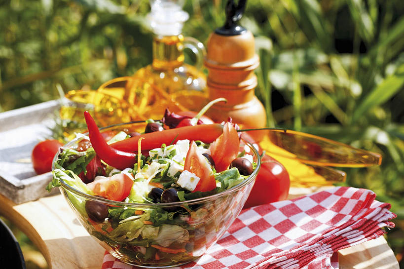 奶酪,无人,横图,俯视,室外,特写,白天,餐桌,桌子,蔬菜,西红柿,玻璃,阴影,朦胧,模糊,新鲜,光线,影子,生食,蔬菜沙拉,干酪,起司,沙拉,食品,芝士,营养,色拉,沙律,玻璃制品,食物,一个,阳光,餐巾,容器,碗,乳酪,有机食品,绿色食品,单个,餐台,色拉酱,储藏,乳制品,储存,千岛酱,发酵,希腊沙拉,保洁方巾,口布,番茄,彩图,高角度拍摄,贮存