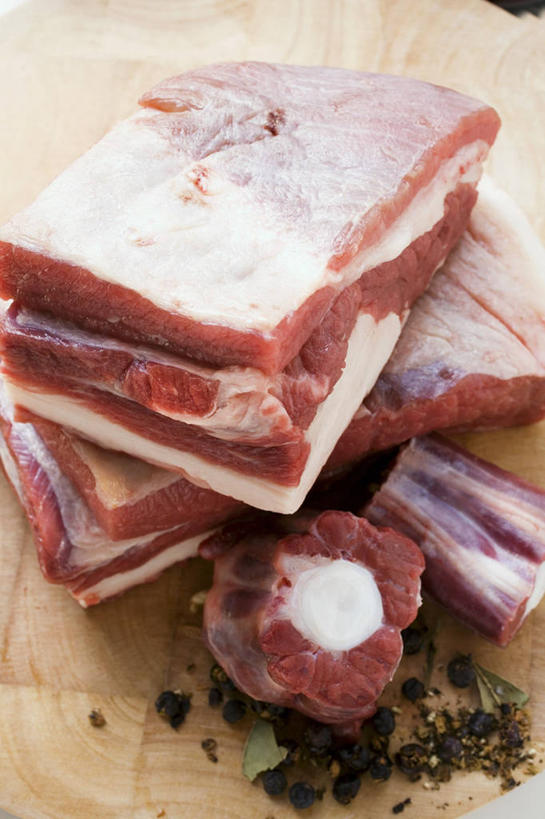 无人,竖图,俯视,室内,特写,白天,餐桌,桌子,切开,阴影,反射,影子,调味,肉,香料,佐料,牛肉,肉类,切,餐台,配料,剖面,肉食,切面,杜松子,作料,彩图,高角度拍摄