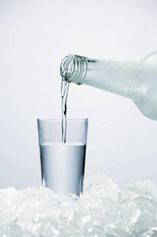 无人,竖图,室内,特写,白天,白色背景,正面,餐桌,桌子,杯子,阴影,反射,影子,冰,冰块,伏特加,酒类,一杯,冷冻,玻璃制品,酒,酒瓶,两个,玻璃瓶,瓶子,水杯,寒冷,摄影,影棚,冷藏,餐台,冰冷,蒸馏酒,保鲜,玻璃杯,彩图,影棚拍摄,拍摄