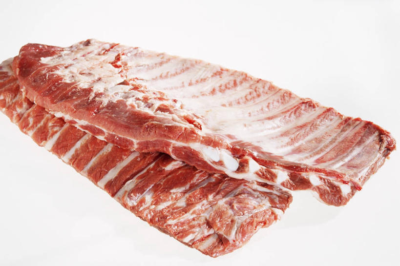 骨骼,无人,横图,俯视,室内,特写,白天,白色背景,餐桌,桌子,两块,切开,阴影,反射,影子,排骨,肉,骨头,猪肉,肉类,红色,切,大排,摄影,影棚,餐台,骨架,剖面,肉食,切面,豚肉,彩图,高角度拍摄,影棚拍摄,拍摄