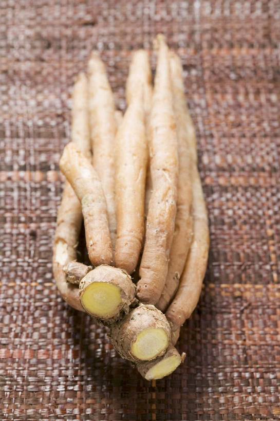 无人,竖图,俯视,室内,特写,白天,餐桌,桌子,姜,蔬菜,切开,阴影,新鲜,反射,影子,食品,食物,切,有机食品,绿色食品,餐台,止咳,剖面,切面,止痛,解毒,发汗,温肺,温胃,行气,止呕,百辣云,生姜,老姜,彩图,高角度拍摄,散寒