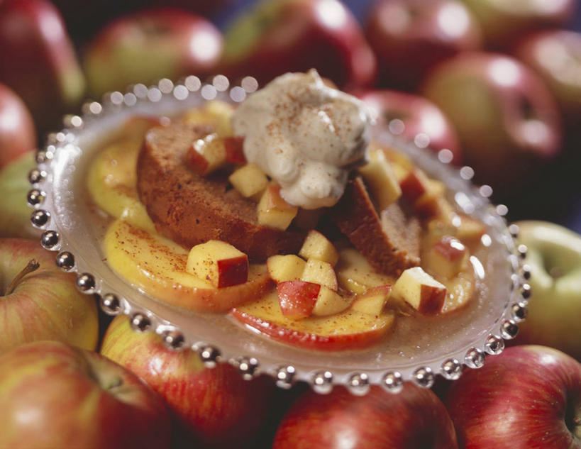 点心,无人,横图,俯视,室内,特写,白天,下午茶,餐桌,桌子,苹果,餐具,水果,切开,阴影,朦胧,模糊,新鲜,反射,碟子,盘,影子,生食,食品,甜点,甜品,果实,蛋挞,食物,糕点,一个,盘子,碟,甜食,奶油,切,有机食品,绿色食品,单个,餐台,乳制品,剖面,切面,激凌,克林姆,淇淋,蛋塔,彩图,高角度拍摄,苹果蛋挞