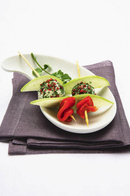 鱼子酱,无人,竖图,俯视,室内,特写,白天,白色背景,餐桌,桌子,鲟鱼,辣椒,蔬菜,餐具,阴影,新鲜,反射,鱼,碟子,盘,影子,肉,鱼卵,鱼肉,食品,丸子,鱼籽,肉类,鱼类,肉丸,鱼丸,食物,一个,盘子,餐巾,碟,摄影,有机食品,绿色食品,影棚,单个,餐台,肉食,彩椒,辣角,红海椒,大椒,辣虎,广椒,淫鱼,保洁方巾,口布,甜椒,柿子椒,辣子,海椒,番椒,灯笼椒,彩图,高角度拍摄,影棚拍摄,拍摄