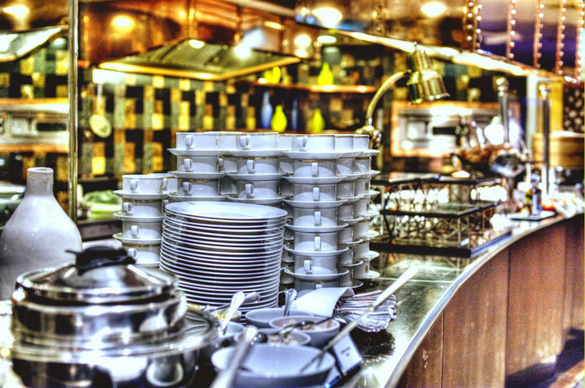 无人,餐厅,横图,室内,白天,正面,餐桌,桌子,餐具,照明,一排,许多,阴影,朦胧,模糊,整齐,光线,碟子,盘,影子,灯光,很多,顶灯,灯,排列,盘子,灯具,碟,餐台,堆,照亮,便利,照明设备,队列,自助餐厅,方便,彩图,餐馆,饭店,饭馆