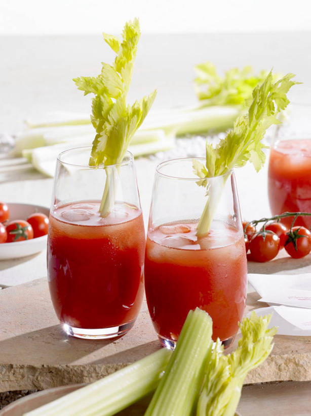 无人,竖图,俯视,室内,特写,白天,餐桌,桌子,芹菜,蔬菜,西红柿,小番茄,杯子,叶子,阴影,新鲜,反射,影子,食品,绿叶,酒类,三杯,文化,玻璃制品,酒,食物,饮料,三个,水杯,鸡尾酒,嫩叶,调酒,有机食品,绿色食品,餐台,创造,想象,血腥玛丽,血腥玛丽鸡尾酒,小西红柿,樱桃小番茄,珍珠小番茄,叶,叶片,玻璃杯,樱桃番茄,药芹,水芹,圣女果,旱芹,番茄,彩图,高角度拍摄