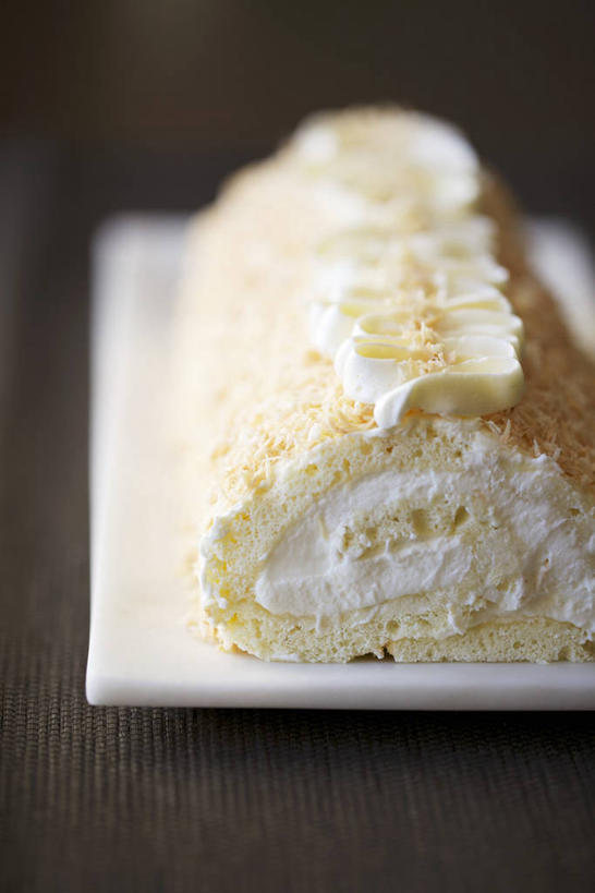 点心,无人,竖图,俯视,室内,特写,白天,下午茶,餐桌,桌子,椰子,餐具,水果,切开,阴影,朦胧,模糊,新鲜,反射,碟子,盘,影子,生食,食品,果实,食物,糕点,一个,盘子,碟,切,有机食品,绿色食品,单个,餐台,蛋糕卷,剖面,切面,海绵蛋糕,瑞士卷,大椰,胥余,椰瓢,越王头,戚风蛋糕,彩图,高角度拍摄,蛋糕