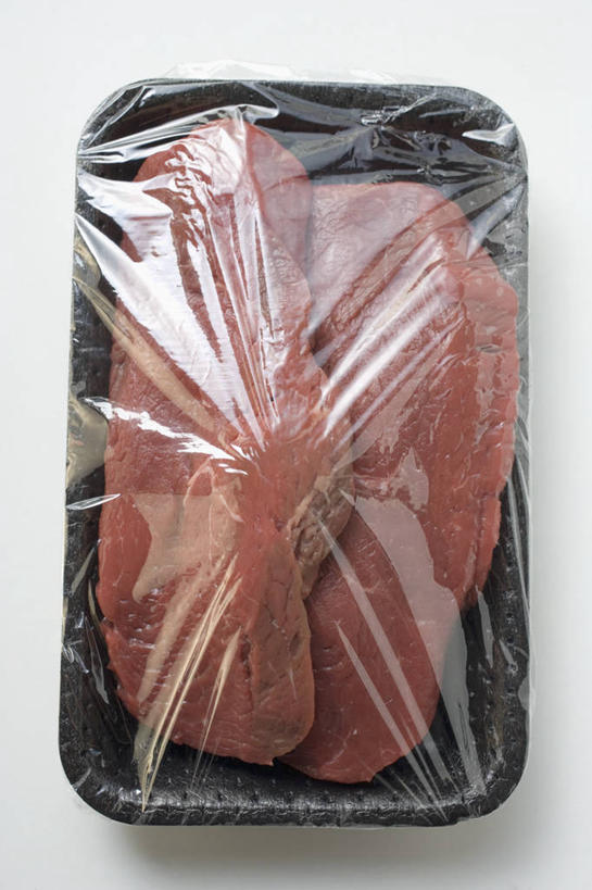 无人,竖图,俯视,室内,特写,白天,白色背景,餐桌,桌子,餐具,两块,阴影,反射,包装,碟子,盘,影子,塑料,肉,生食,牛肉,肉类,红色,黑色,盘子,塑料制品,碟,摄影,影棚,餐台,包装材料,保鲜膜,肉食,牛腩,彩图,高角度拍摄,影棚拍摄,拍摄