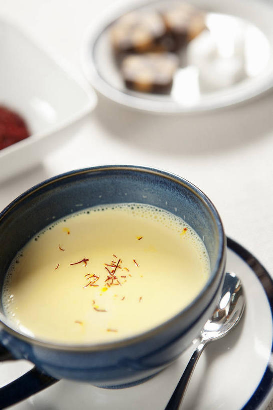 牛奶,无人,竖图,俯视,室内,特写,白天,白色背景,快乐,餐桌,桌子,餐具,阴影,朦胧,模糊,反射,碟子,盘,影子,勺子,奶茶,饮品,营养,藏红花,饮料,白色,盘子,调羹,碟,汤匙,摄影,影棚,餐台,保护,番红花,乳制品,奶,牛乳,可口,西红花,安神,适口,彩图,高角度拍摄,影棚拍摄,拍摄