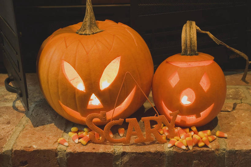 脸,头,脸颊,无人,横图,俯视,室外,特写,白天,道路,路,南瓜,蔬菜,照明,节日,庆祝,新鲜,装饰,英文,标志,文字,字符,字母,小路,灯光,金瓜,食品,糖,糖果,甜点,甜品,交通,软糖,文化,标识,镂空,番瓜,灯,食物,灯具,甜食,庆典,南瓜灯,万圣节,有机食品,绿色食品,纪念,英文字母,华丽,修饰,麦瓜,倭瓜,照亮,点缀,照明设备,衬托,美观,雅致,雅观,镂刻,头部,脸部,脸蛋,面部,彩图,高角度拍摄,玉米糖