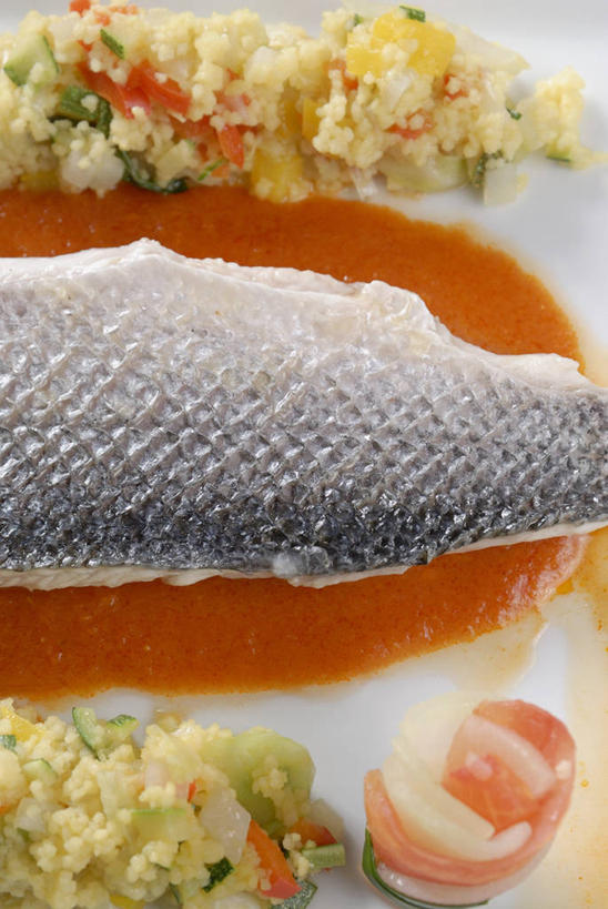 无人,竖图,俯视,室内,特写,白天,餐桌,桌子,餐具,阴影,反射,碟子,粉末,盘,影子,调料,酱料,酱汁,茄汁,肉,鱼肉,佐料,调味品,粮食,调味料,番茄酱,酱,肉类,白色,盘子,碟,粉,餐台,农产品,肉食,原材料,粉状,鲇鱼,塘鲺,塘虱鱼,塘虱,黏鱼,胡子鲢,彩图,高角度拍摄,粗麦粉