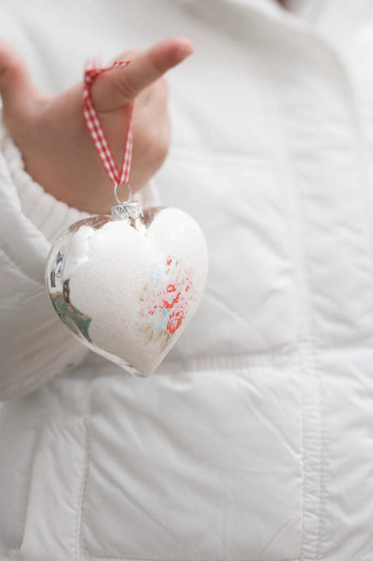 西方人,儿童,手,一个人,竖图,室内,特写,白天,正面,爱情,纯洁,欧洲,圣诞节,欧洲人,仅一个女性,仅一个人,阴影,服装,节日,爱心,庆祝,装饰,反射,挂饰,影子,圣诞球,浪漫,拎,休闲装,文化,球,一个,小孩,衣服,白色,仅一个小孩,庆典,休闲,球体,温暖,温馨,心形,手部,休闲服,恩爱,可爱,童年,童趣,服饰,单个,纪念,单手,华丽,修饰,点缀,和睦,童真,烂漫,无邪,衬托,美观,雅致,雅观,天真,女孩,女人,女性,白种人,孩子,心型,半身,彩图,融洽,女生,拎着