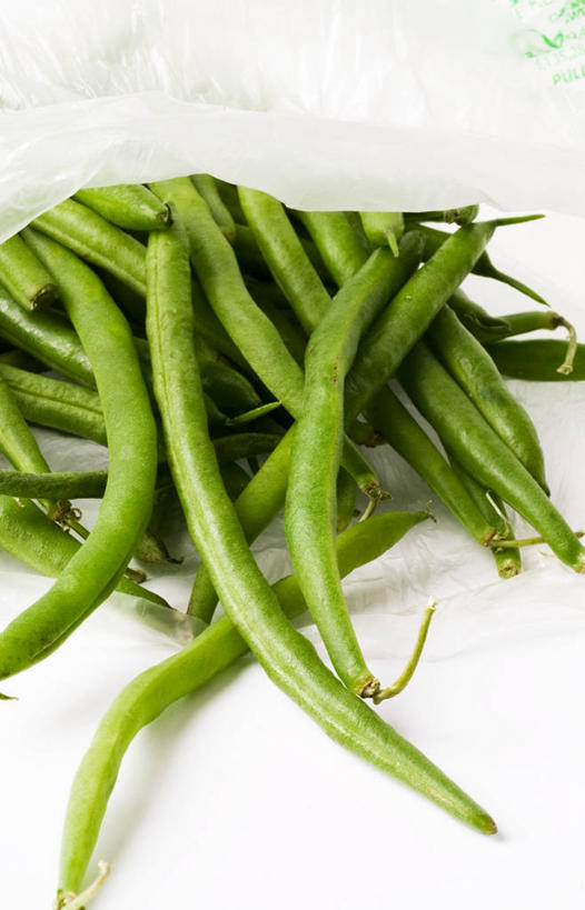 无人,竖图,俯视,室内,特写,白天,白色背景,植物,餐桌,桌子,豆,蔬菜,袋子,一堆,许多,阴影,堆叠,堆积,新鲜,反射,影子,塑料,豆类,豆子,食品,食物,一个,绿色,塑料制品,摄影,有机食品,绿色食品,影棚,单个,餐台,堆,塑封,豆科,青大豆,青豆,彩图,高角度拍摄,影棚拍摄,拍摄,密封袋,塑封袋