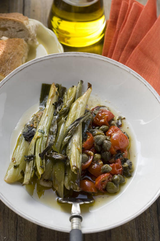 无人,竖图,俯视,室内,特写,白天,植物,餐桌,桌子,蔬菜,西红柿,小番茄,餐具,水果,阴影,新鲜,反射,叉子,影子,陶瓷,韭菜,调味,食用油,香料,油,佐料,橄榄油,食品,草药,陶瓷制品,中药,玻璃制品,食物,一个,红色,白色,玻璃瓶,瓶子,容器,碗,有机食品,绿色食品,单个,餐台,储藏,配料,储存,药材,中草药,起阳草,马槟榔,餐叉,植物油,中药材,本草,韭,山韭,长生韭,马金囊,水槟榔,紫槟榔,马金南,山槟榔,太极子,屈头鸡,作料,小西红柿,樱桃小番茄,珍珠小番茄,进餐用具,樱桃番茄,圣女果,番茄,彩图,高角度拍摄,贮存