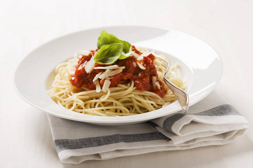 面食,面条,奶酪,意大利面,无人,横图,俯视,室内,特写,白天,白色背景,西餐,餐桌,桌子,叶子,一堆,许多,阴影,堆叠,堆积,反射,布料,影子,陶瓷,调料,酱料,酱汁,面,茄汁,佐料,干酪,起司,料理,食品,绿叶,陶瓷制品,调味品,芝士,营养,调味料,布纹,番茄酱,酱,桌布,食物,一个,白色,餐巾,容器,台布,碗,嫩叶,乳酪,西式,摄影,影棚,单个,餐台,储藏,堆,乳制品,储存,发酵,叶,叶片,彩图,高角度拍摄,影棚拍摄,拍摄,贮存