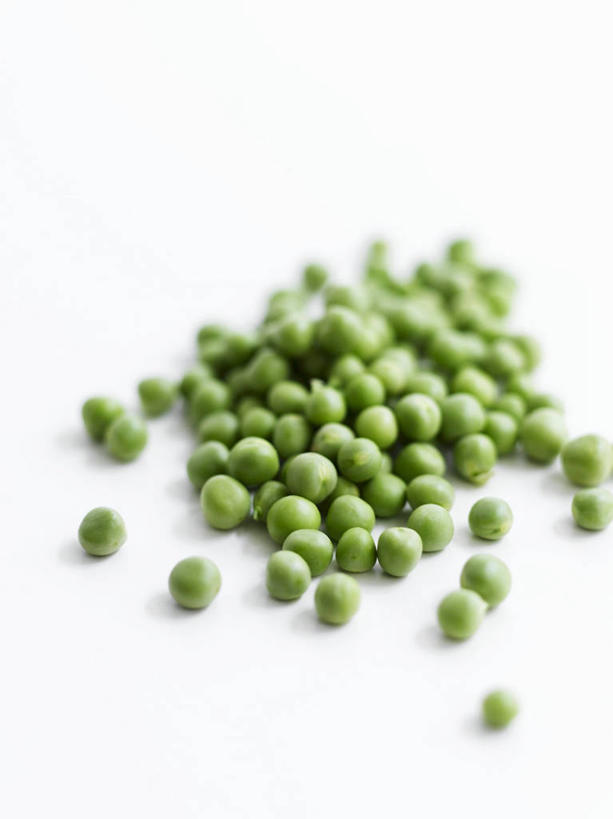 无人,竖图,俯视,室内,特写,白天,白色背景,植物,餐桌,桌子,蔬菜,一堆,许多,阴影,堆叠,堆积,朦胧,模糊,新鲜,反射,影子,豆类,豆子,豌豆,食品,荷兰豆,食物,摄影,有机食品,绿色食品,影棚,餐台,堆,雪豆,豆科,寒豆,毕豆,麻累,国豆,小寒豆,麦豌豆,彩图,高角度拍摄,影棚拍摄,拍摄