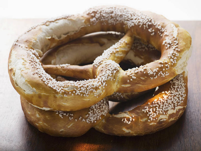 点心,无人,横图,俯视,室内,特写,白天,白色背景,餐桌,桌子,阴影,朦胧,模糊,反射,木制,影子,食品,面点,案板,砧板,食物,糕点,两个,木制品,饼干,零食,摄影,影棚,餐台,椒盐卷饼,彩图,高角度拍摄,影棚拍摄,拍摄