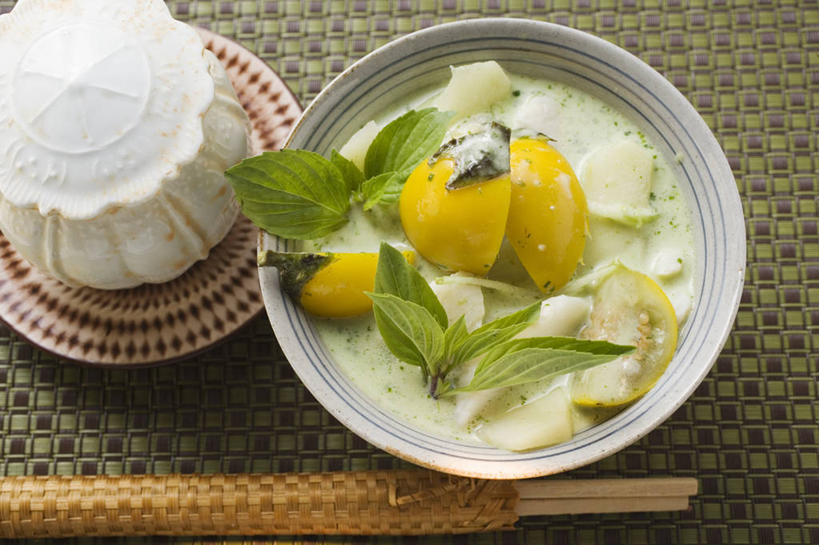 果汁,无人,横图,俯视,室内,特写,白天,烹饪,餐桌,筷子,桌子,柠檬,茄子,蔬菜,餐具,水果,叶子,一双,阴影,新鲜,反射,影子,陶瓷,生食,料理,食品,果实,枯叶,绿叶,落叶,陶瓷制品,饮品,泰式,文化,传统,菜肴,美食,泰国料理,食物,饮料,黄色,容器,碗,嫩叶,佳肴,有机食品,绿色食品,餐台,储藏,礼节,椰汁,椰子汁,储存,可口,礼仪,泰菜,泰国菜,泰式料理,适口,叶,叶片,进餐用具,益母果,柠果,落苏,酪酥,昆仑瓜,矮瓜,彩图,高角度拍摄,贮存