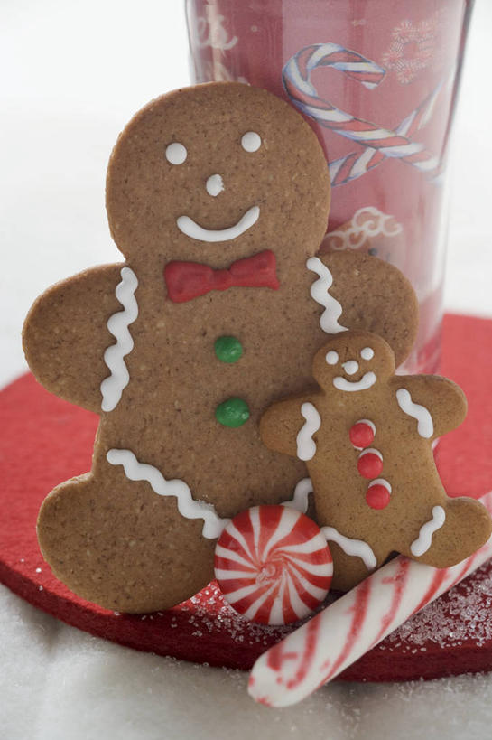 点心,无人,竖图,俯视,室内,特写,白天,白色背景,餐桌,桌子,杯子,餐具,圣诞节,阴影,节日,庆祝,人形,反射,碟子,盘,影子,食品,糖,糖果,甜点,甜品,文化,玻璃制品,食物,糕点,一个,盘子,水杯,碟,饼干,甜食,零食,庆典,摄影,影棚,单个,餐台,纪念,薄荷糖,酥饼,硬糖,姜饼,拐杖糖,姜饼人,装饰饼干,玻璃杯,彩图,高角度拍摄,影棚拍摄,拍摄