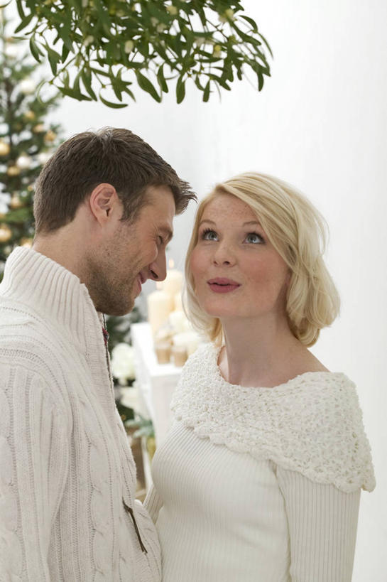 西方人,两个人,站,笑,微笑,竖图,室内,白天,白色背景,正面,毛衣,爱情,植物,欧洲,圣诞节,欧洲人,阴影,服装,节日,庆祝,反射,影子,圣诞树,浪漫,注视,休闲装,文化,树,树木,衣服,绿色,自然,观察,看,站着,庆典,休闲,温暖,温馨,休闲服,恩爱,恋人,摄影,服饰,影棚,生长,成长,观看,纪念,和睦,察看,关注,线衫,男人,男性,年轻男性,年轻女性,女人,女性,白种人,情侣,站立,半身,彩图,影棚拍摄,绒衣,套衫,套头毛衣,线衣,拍摄,伴侣,融洽