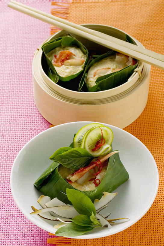 海鲜,蟹,蒸笼,无人,竖图,俯视,室内,特写,白天,烹饪,餐桌,筷子,桌子,椰子,餐具,厨具,水果,叶子,一双,阴影,竹制,新鲜,反射,螃蟹,影子,陶瓷,调料,酱料,酱汁,肉,生食,佐料,料理,食品,果实,绿叶,陶瓷制品,调味品,调味料,泰式,文化,传统,水产,酱,菜肴,美食,肉类,泰国料理,海洋生物,食物,容器,碗,嫩叶,佳肴,有机食品,绿色食品,餐台,储藏,礼节,竹制品,储存,水生动物,海产品,笼屉,礼仪,水生物,肉食,海底动物,烹饪用具,大椰,胥余,椰瓢,越王头,泰菜,泰国菜,泰式料理,叶,叶片,进餐用具,烹调用具,烹调,彩图,高角度拍摄,贮存