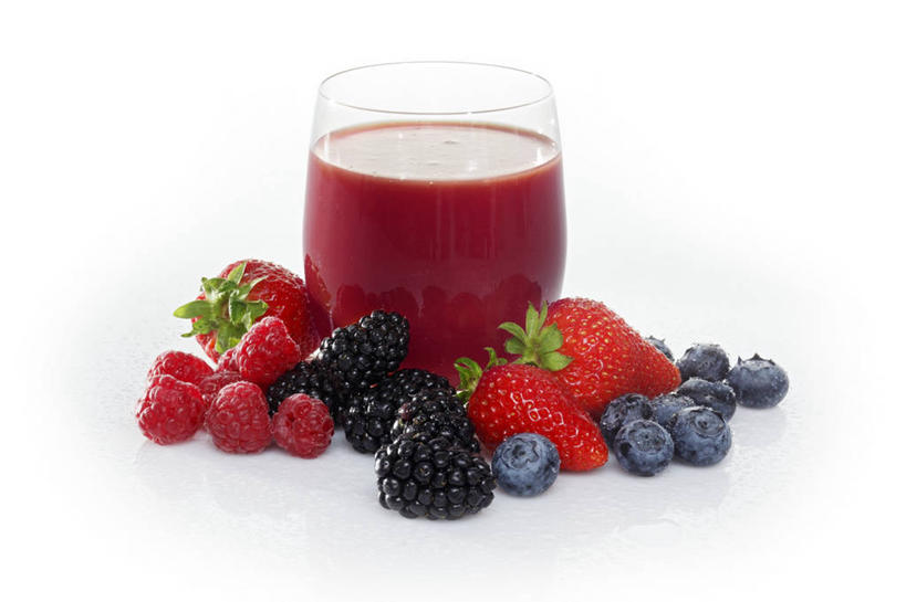 果汁,无人,横图,俯视,室内,特写,白天,白色背景,餐桌,桌子,草莓,浆果,蓝莓,黑莓,杯子,水果,一堆,许多,阴影,堆叠,堆积,新鲜,反射,影子,生食,食品,果实,饮品,一杯,玻璃制品,食物,饮料,一个,红色,蓝色,黑色,水杯,摄影,有机食品,绿色食品,影棚,单个,餐台,堆,可口,山莓,树莓,三月泡,四月泡,山抛子,刺葫芦,悬钩子,馒头菠,高脚菠,龙船泡,泡儿刺,露莓,适口,玻璃杯,洋莓,水果皇后,山都柿,蓝浆果,蓝靛果,红莓,地莓,彩图,高角度拍摄,影棚拍摄,拍摄