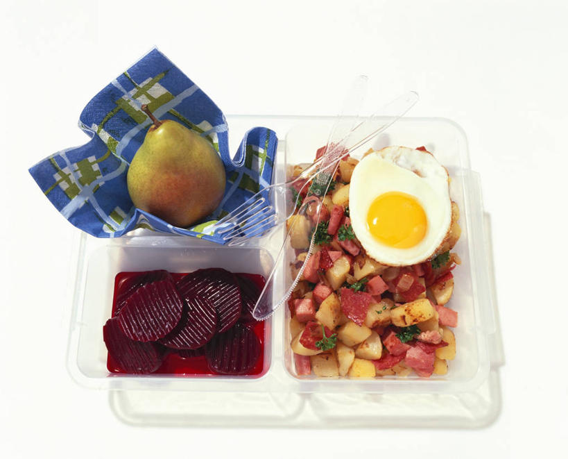 面食,通心粉,无人,横图,俯视,室内,特写,白天,白色背景,西餐,餐桌,桌子,梨,蔬菜,土豆,水果,一堆,许多,阴影,堆叠,堆积,新鲜,反射,布料,影子,塑料,蛋,调料,荷包蛋,鸡蛋,煎蛋,酱料,酱汁,面,生食,通心面,佐料,料理,食品,果实,调味品,调味料,布纹,酱,盒子,桌布,食物,餐巾,容器,塑料制品,台布,香梨,西式,摄影,有机食品,绿色食品,影棚,餐台,储藏,堆,储存,馍馍蛋,卵,煎鸡蛋,生梨,洋芋,山药蛋,马铃薯,彩图,高角度拍摄,影棚拍摄,拍摄,贮存