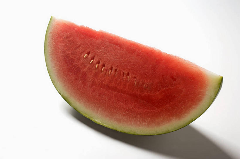无人,横图,俯视,室内,特写,白天,白色背景,餐桌,桌子,西瓜,水果,阴影,新鲜,反射,影子,生食,食品,果实,食物,摄影,有机食品,绿色食品,影棚,餐台,横截面,剖面,截面,截面图形,寒瓜,彩图,高角度拍摄,影棚拍摄,拍摄
