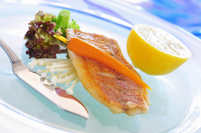 无人,横图,俯视,室内,特写,白天,烹饪,西餐,餐桌,桌子,柠檬,萝卜,胡萝卜,蔬菜,金属制品,阴影,新鲜,反射,金属,铲子,影子,生菜,莴苣,肉,鱼肉,料理,食品,鲷鱼,菜肴,美食,肉类,食物,黄色,橙色,西式,佳肴,有机食品,绿色食品,餐台,鲷,加吉鱼,铜盆鱼,横截面,剖面,肉食,春菜,鹅仔菜,莴仔菜,千金菜,班加吉,加真鲷,叶用莴苣,截面,截面图形,益母果,柠果,红萝卜,甘荀,彩图,高角度拍摄