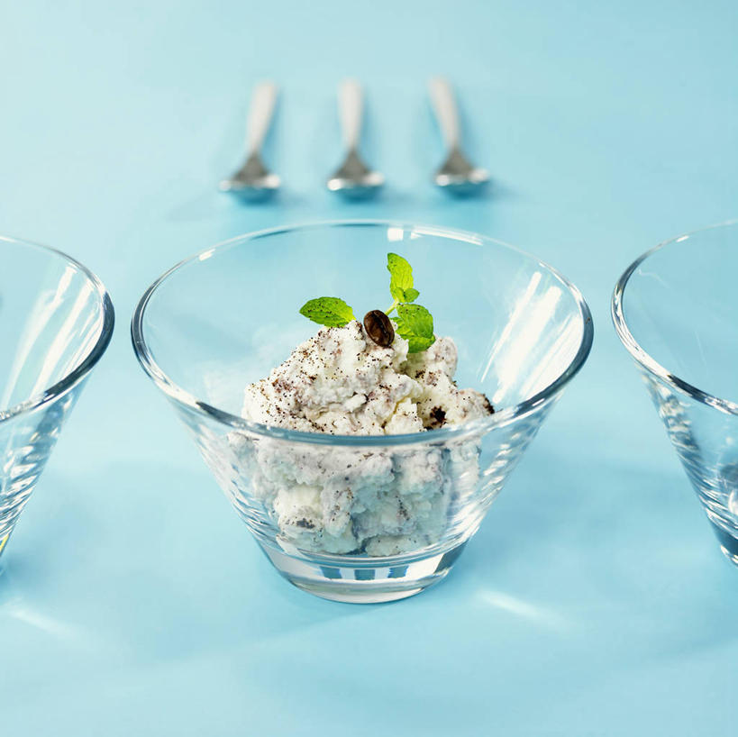 点心,奶酪,无人,横图,俯视,室内,特写,白天,餐桌,桌子,餐具,叶子,玻璃,一排,阴影,蓝色背景,朦胧,模糊,整齐,反射,叉子,影子,干酪,起司,食品,甜点,甜品,绿叶,芝士,营养,玻璃制品,食物,糕点,排列,三个,容器,碗,甜食,嫩叶,乳酪,摄影,影棚,餐台,储藏,乳制品,储存,队列,发酵,餐叉,叶,叶片,进餐用具,彩图,高角度拍摄,影棚拍摄,拍摄,贮存