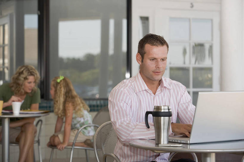 西方人,儿童,中年人,三个人,家庭,母亲,女儿,商务人士,商务男性,餐厅,坐,说,横图,室内,白天,正面,衬衫,讨论,纯洁,电脑,笔记本电脑,餐桌,桌子,杯子,金属制品,欧洲,欧洲人,敲打,阴影,套装,服装,朦胧,模糊,反射,网络,金属,瓷器,影子,咖啡杯,陶瓷制品,注视,休闲装,输入,通讯设备,顾客,相视,小孩,衣服,打字,观察,看,休闲,温暖,温馨,母女,一家人,面对面,休闲服,可爱,母爱,童年,童趣,服饰,餐台,观看,对视,点击,一台,敲击,和睦,察看,无线,互视,关注,保温杯,瓷杯,通信设备,相对,商务装,无线网络,保温,无线上网,便携式电脑,工薪阶层,童真,烂漫,无邪,相看,主顾,交流,天真,按键,手提电脑,男人,男性,女孩,女人,女性,中年男性,中年女性,白种人,孩子,白领,上班族,沟通,讲话,交谈,商讨,说话,谈话,坐着,半身,彩图,衬衣,餐馆,饭店,饭馆,融洽,女生