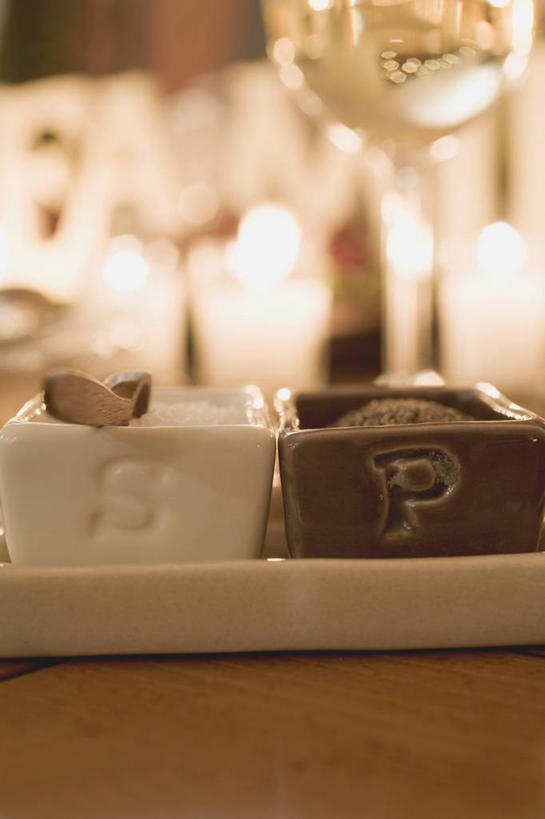 红酒,葡萄酒,无人,竖图,俯视,室内,特写,白天,餐桌,桌子,杯子,餐具,圣诞节,阴影,节日,朦胧,模糊,庆祝,反射,碟子,高脚杯,盘,影子,调料,调味,香料,盐,佐料,红酒杯,白葡萄酒,酒类,黑胡椒,调味品,一杯,调味料,文化,食盐,玻璃制品,酒,饮料,盘子,酒杯,碟,庆典,餐台,纪念,配料,葡萄酒杯,作料,玻璃杯,胡椒,彩图,高角度拍摄