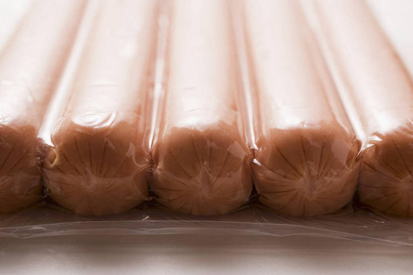 无人,横图,俯视,室内,特写,白天,餐桌,桌子,五个,一排,许多,阴影,朦胧,模糊,整齐,反射,影子,肉,香肠,腊肠,肉类,排列,餐台,队列,肉食,彩图,高角度拍摄