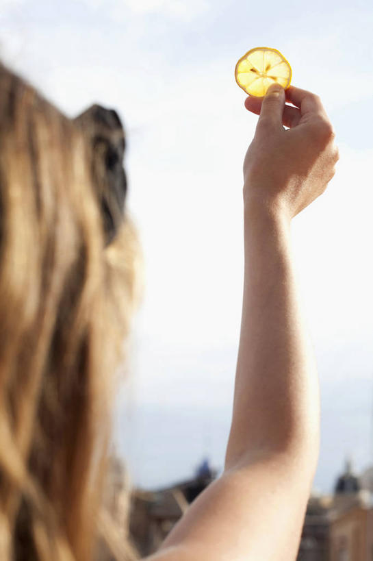 西方人,手,一个人,举,竖图,室外,特写,白天,仰视,柠檬,水果,欧洲,欧洲人,仅一个年轻女性,仅一个女性,仅一个人,阴影,新鲜,光线,影子,云,云朵,生食,食品,果实,云彩,食物,黄色,蓝色,白云,蓝天,天空,阳光,天,托,手部,有机食品,绿色食品,晴朗,单手,横截面,剖面,截面,截面图形,年轻女性,女人,女性,白种人,晴空,益母果,柠果,举起,举手,举着,向上举,向上伸,向上托,半身,彩图,低角度拍摄