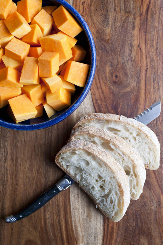 奶酪,无人,竖图,俯视,室内,特写,白天,餐桌,桌子,南瓜,蔬菜,一堆,许多,阴影,堆叠,堆积,新鲜,反射,木制,影子,塑料,金瓜,干酪,起司,食品,芝士,营养,番瓜,食物,一个,黄色,木制品,容器,塑料制品,碗,乳酪,有机食品,绿色食品,单个,餐台,储藏,堆,麦瓜,倭瓜,乳制品,储存,发酵,彩图,高角度拍摄,贮存