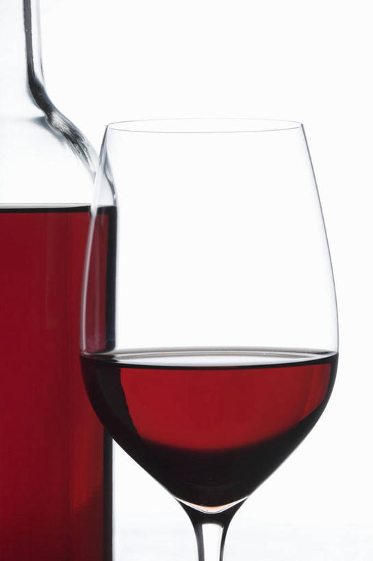 红酒,葡萄酒,无人,竖图,室内,特写,白天,白色背景,正面,杯子,阴影,反射,高脚杯,影子,红酒杯,酒类,红酒瓶,玻璃制品,酒,酒瓶,饮料,玻璃瓶,酒杯,瓶子,红葡萄酒,摄影,影棚,葡萄酒杯,葡萄酒瓶,玻璃杯,彩图,影棚拍摄,拍摄