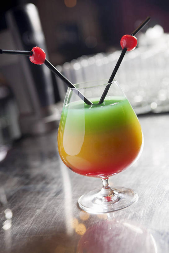 无人,竖图,俯视,室内,特写,白天,餐桌,桌子,杯子,阴影,朦胧,模糊,反射,高脚杯,影子,酒类,一杯,文化,玻璃制品,酒,饮料,两个,一个,酒杯,鸡尾酒,搅拌棒,调酒,单个,餐台,创造,蜜月,想象,鸡尾酒杯,玻璃杯,彩图,高角度拍摄