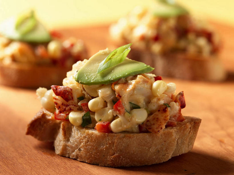 点心,海鲜,面包,龙虾,无人,横图,俯视,室内,特写,白天,烹饪,西餐,玉米,餐桌,桌子,蔬菜,水果,叶子,阴影,朦胧,模糊,新鲜,反射,木制,棒子,影子,玉蜀黍,调料,酱料,酱汁,生食,虾,佐料,料理,食品,面点,果实,绿叶,调味品,调味料,蔬果,水产,酱,菜肴,美食,海洋生物,食物,糕点,木制品,酪梨,嫩叶,鳄梨,西式,佳肴,有机食品,绿色食品,餐台,油梨,苞米,水生动物,海产品,苞芦,水生物,海底动物,苞谷,樟梨,包谷,大蜀黍,番麦,薏米包,玉高粱,玉麦,珍珠米,叶,叶片,牛油果,彩图,高角度拍摄