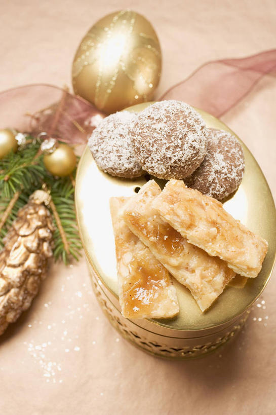 点心,面包,无人,竖图,俯视,室内,特写,白天,餐桌,桌子,圣诞节,阴影,节日,庆祝,装饰,反射,木制,丝绸,丝带,影子,食品,面点,缎带,曲奇,文化,绸带,食物,糕点,木制品,饼干,零食,庆典,餐台,纪念,华丽,修饰,点缀,金蛋,曲奇饼,曲奇饼干,衬托,美观,雅致,雅观,彩图,高角度拍摄