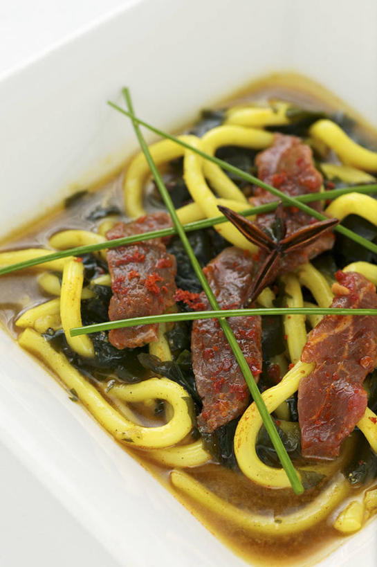 面食,面条,无人,竖图,俯视,室内,特写,白天,白色背景,餐桌,桌子,蔬菜,阴影,新鲜,反射,影子,陶瓷,青椒,调味,面,肉,汤,香料,佐料,牛肉,食品,陶瓷制品,肉类,食物,一个,白色,容器,碗,日式,乌冬面,海藻,摄影,有机食品,绿色食品,影棚,单个,餐台,储藏,海草,花椒,山椒,配料,储存,肉食,作料,乌龙面,大花椒,狗椒,红花椒,青花椒,蜀椒,香椒,红椒,彩图,高角度拍摄,影棚拍摄,拍摄,贮存