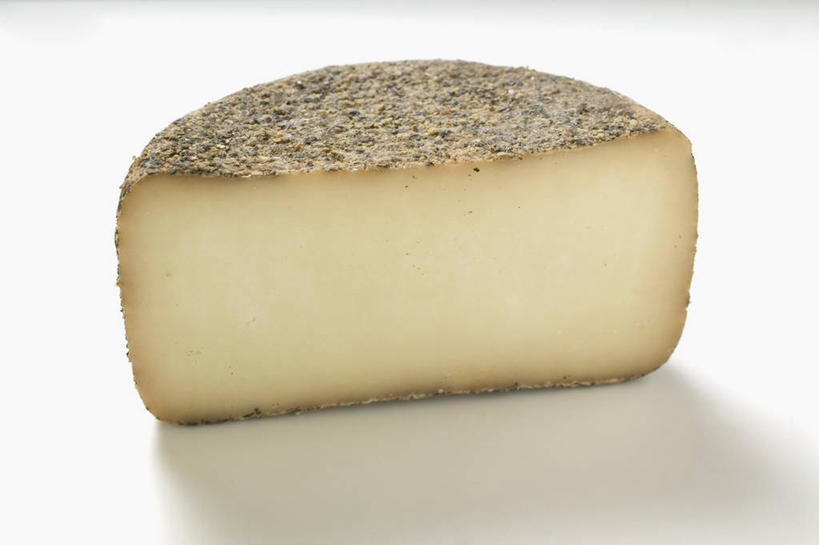 奶酪,无人,横图,俯视,室内,特写,白天,白色背景,餐桌,桌子,一块,阴影,反射,影子,调料,调味,香料,佐料,干酪,起司,黑胡椒,调味品,芝士,营养,调味料,乳酪,摄影,影棚,餐台,配料,乳制品,横截面,发酵,剖面,作料,截面,截面图形,胡椒,彩图,高角度拍摄,影棚拍摄,拍摄