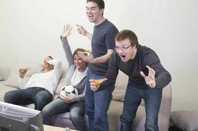 西方人,四个人,伙伴,朋友,客厅,站,坐,举,横图,室内,白天,正面,烹饪,西餐,友谊,足球,沙发,电视,欧洲,欧洲人,阴影,服装,欢呼,反射,眼镜,影子,料理,食品,披萨,匹萨,足球装备,注视,休闲装,运动器械,菜肴,美食,食物,一个,衣服,快餐,观察,看,托,站着,张嘴,休闲,休闲服,健身器械,西式,遮,遮掩,服饰,佳肴,单个,观看,察看,起居室,掩盖,喝彩,比萨,遮挡,关注,彩电,健身器材,近视眼镜,张大嘴巴,布艺沙发,西式快餐,垃圾食品,遮盖,意大利薄饼,蹴鞠,掩饰,彩色电视机,显像管屏,显像管屏幕,客堂,友情,足球运动,男人,男性,年轻男性,白种人,电视机,张开嘴,举起,举手,举着,向上举,向上伸,向上托,站立,坐着,半身,彩图,运动器材