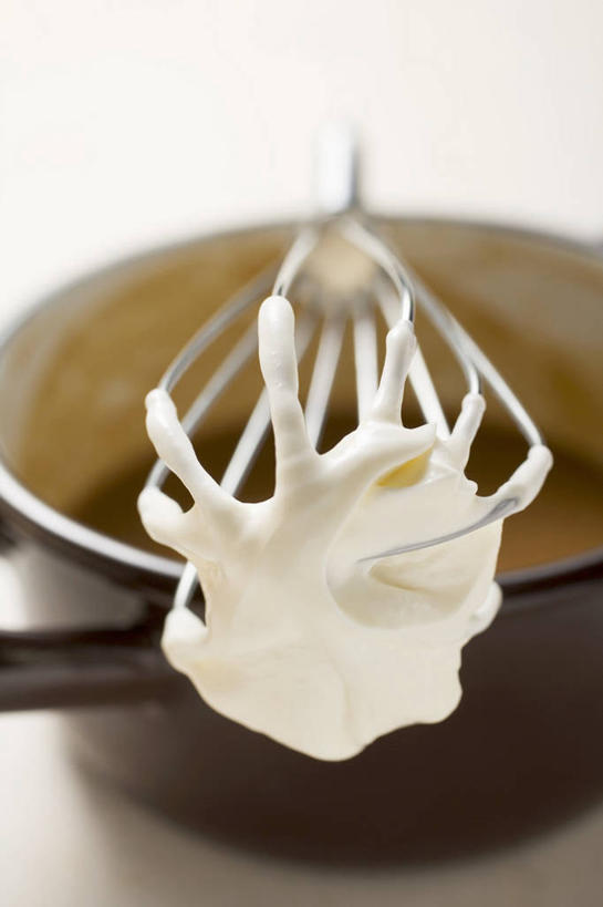 点心,无人,竖图,俯视,室内,特写,白天,白色背景,烹饪,餐桌,桌子,厨具,金属制品,阴影,朦胧,模糊,反射,金属,影子,食品,甜点,甜品,食物,糕点,一个,容器,打蛋器,搅拌器,碗,甜食,奶油,摄影,影棚,单个,餐台,储藏,乳制品,储存,烹饪用具,激凌,克林姆,淇淋,手动打蛋器,烹调用具,烹调,彩图,高角度拍摄,影棚拍摄,拍摄,贮存