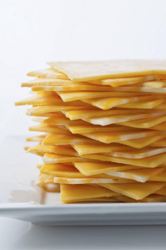 奶酪,无人,竖图,室内,特写,白天,白色背景,正面,餐桌,桌子,餐具,一堆,许多,阴影,堆叠,堆积,反射,碟子,盘,影子,干酪,起司,芝士,营养,一个,盘子,碟,乳酪,摄影,影棚,单个,餐台,堆,乳制品,发酵,彩图,影棚拍摄,拍摄