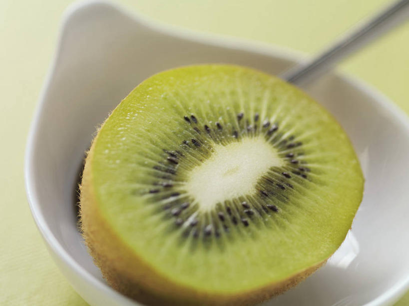 无人,横图,俯视,室内,特写,白天,餐桌,桌子,猕猴桃,水果,一把,绿色背景,阴影,朦胧,模糊,新鲜,反射,影子,勺子,陶瓷,生食,食品,果实,陶瓷制品,食物,一个,白色,容器,调羹,汤匙,碗,摄影,有机食品,绿色食品,影棚,单个,餐台,储藏,储存,横截面,剖面,截面,截面图形,奇异果,猕猴梨,彩图,高角度拍摄,影棚拍摄,拍摄,贮存