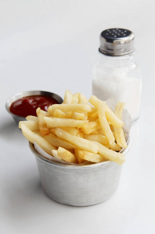 无人,竖图,俯视,室内,特写,白天,白色背景,烹饪,西餐,餐桌,桌子,一堆,许多,阴影,堆叠,堆积,反射,木制,影子,调料,酱料,酱汁,茄汁,盐,佐料,料理,食品,调味品,调味料,番茄酱,薯条,酱,菜肴,美食,食盐,玻璃制品,食物,玻璃瓶,木制品,瓶子,容器,碗,快餐,西式,摄影,佳肴,影棚,餐台,储藏,堆,储存,西式快餐,垃圾食品,彩图,高角度拍摄,影棚拍摄,拍摄,贮存