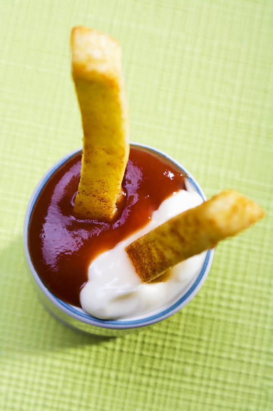 无人,竖图,俯视,室内,特写,白天,烹饪,西餐,餐桌,桌子,杯子,两根,阴影,反射,影子,调料,酱料,酱汁,茄汁,佐料,美乃滋,料理,食品,调味品,调味料,番茄酱,薯条,酱,菜肴,美食,玻璃制品,食物,一个,水杯,快餐,西式,佳肴,单个,餐台,西式快餐,垃圾食品,蛋黄酱,蛋黄沙拉酱,玻璃杯,彩图,高角度拍摄