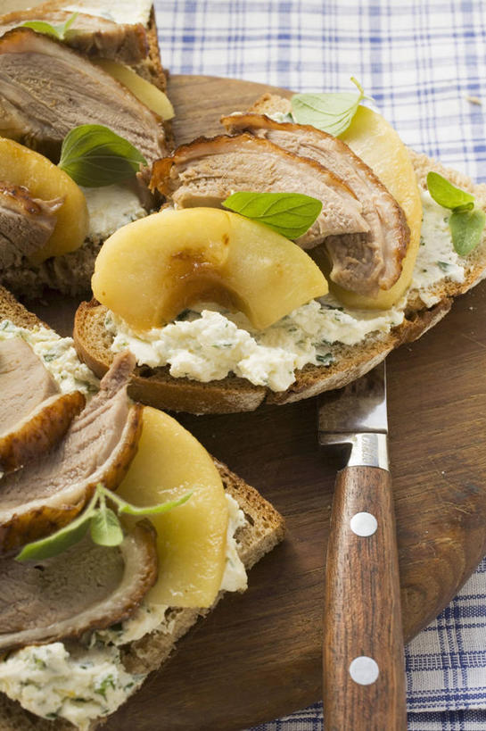 点心,面包,无人,竖图,俯视,室内,特写,白天,烹饪,西餐,餐桌,桌子,苹果,水果,一堆,许多,阴影,堆叠,堆积,新鲜,反射,布料,影子,肉,生食,三明治,料理,食品,面点,果实,布纹,鸭肉,菜肴,美食,肉类,桌布,食物,糕点,餐巾,台布,快餐,西式,佳肴,有机食品,绿色食品,餐台,堆,肉食,西式快餐,三文治,彩图,高角度拍摄