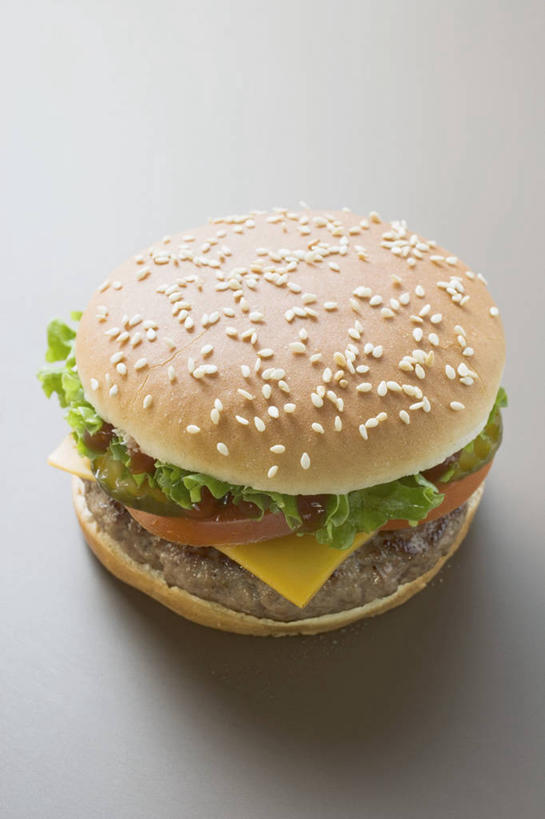 奶酪,无人,竖图,俯视,室内,特写,白天,烹饪,西餐,餐桌,桌子,西红柿,阴影,灰色背景,反射,影子,生菜,莴苣,肉,芝麻,干酪,汉堡,牛肉,起司,料理,食品,芝士,营养,菜肴,美食,肉类,食物,一个,快餐,乳酪,西式,摄影,佳肴,影棚,单个,餐台,乳制品,发酵,肉食,西式快餐,垃圾食品,脂麻,胡麻,白麻,巨胜子,春菜,鹅仔菜,莴仔菜,千金菜,油麻,叶用莴苣,番茄,彩图,高角度拍摄,影棚拍摄,拍摄