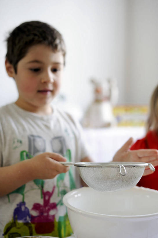 西方人,儿童,一个人,站,捧,竖图,室内,白天,正面,纯洁,餐桌,桌子,欧洲,欧洲人,仅一个男性,仅一个人,阴影,服装,朦胧,模糊,反射,粉末,滤器,影子,勺子,墙,面粉,粮食,注视,休闲装,墙壁,墙面,小孩,衣服,白色,观察,看,站着,仅一个小孩,休闲,休闲服,粉,可爱,童年,童趣,服饰,餐台,观看,农产品,察看,关注,童真,漏勺,烂漫,无邪,原材料,粉状,天真,男孩,男人,男性,白种人,孩子,端,端着,捧着,手捧,站立,半身,彩图,男生